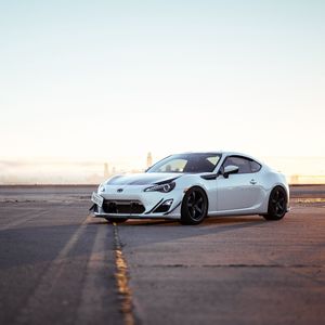 Превью обои toyota gt86, toyota, автомобиль, белый, стоянка