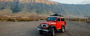 Превью обои toyota land cruiser fj40, toyota, машина, внедорожник, красный, бездорожье