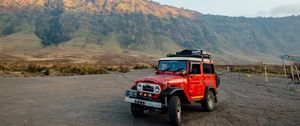 Превью обои toyota land cruiser fj40, toyota, машина, внедорожник, красный, бездорожье