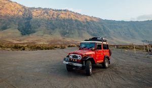 Превью обои toyota land cruiser fj40, toyota, машина, внедорожник, красный, бездорожье