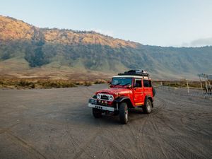 Превью обои toyota land cruiser fj40, toyota, машина, внедорожник, красный, бездорожье