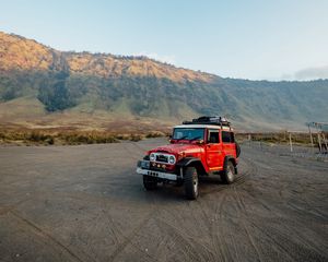 Превью обои toyota land cruiser fj40, toyota, машина, внедорожник, красный, бездорожье