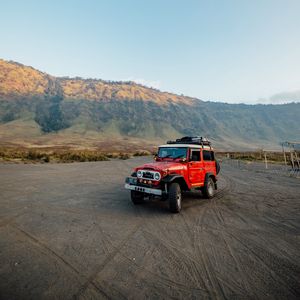 Превью обои toyota land cruiser fj40, toyota, машина, внедорожник, красный, бездорожье