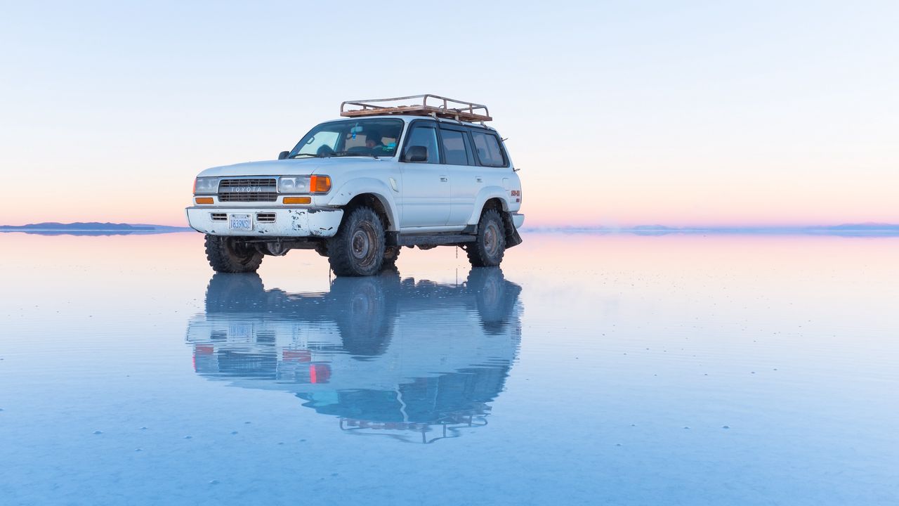 Обои toyota land cruiser, toyota, внедорожник, старый, белый, вода, мелководье, бездорожье