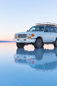 Превью обои toyota land cruiser, toyota, внедорожник, старый, белый, вода, мелководье, бездорожье