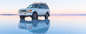 Превью обои toyota land cruiser, toyota, внедорожник, старый, белый, вода, мелководье, бездорожье