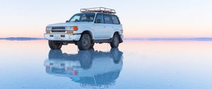 Превью обои toyota land cruiser, toyota, внедорожник, старый, белый, вода, мелководье, бездорожье