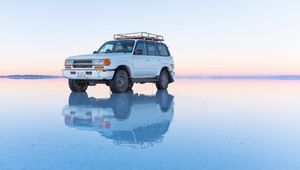 Превью обои toyota land cruiser, toyota, внедорожник, старый, белый, вода, мелководье, бездорожье