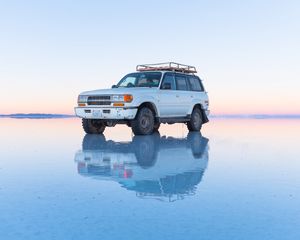 Превью обои toyota land cruiser, toyota, внедорожник, старый, белый, вода, мелководье, бездорожье