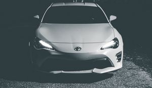 Превью обои toyota, машина, фары, вид спереди, чб