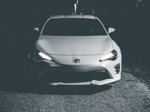 Превью обои toyota, машина, фары, вид спереди, чб