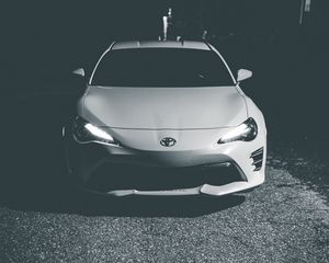 Превью обои toyota, машина, фары, вид спереди, чб