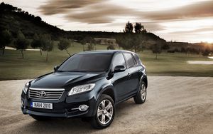 Превью обои toyota rav4, черный, природа, вид сбоку