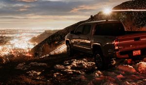 Превью обои toyota tacoma, toyota, автомобиль, пикап, серый, дорога, ночь