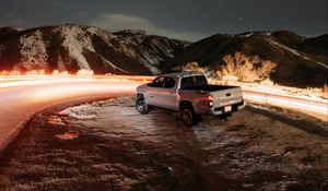 Превью обои toyota tacoma, toyota, автомобиль, внедорожник, серый, дорога, ночь