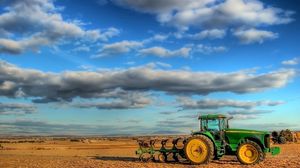 Превью обои трактор, поле, вспашка, облака, сельское хозяйство