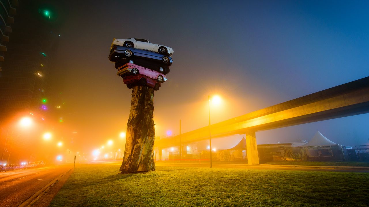 Обои trans am totem, инсталляция, автомобили, арт-объект, дерево, ночной город, туман, ванкувер