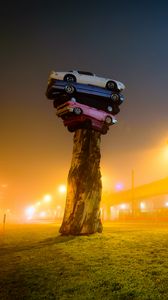 Превью обои trans am totem, инсталляция, автомобили, арт-объект, дерево, ночной город, туман, ванкувер