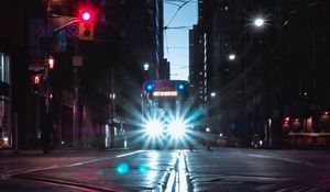 Превью обои транспорт, ночной город, свет, фары, дорога