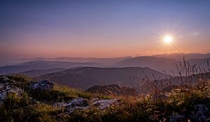 Превью обои трава, камни, горы, холмы, солнце, пейзаж