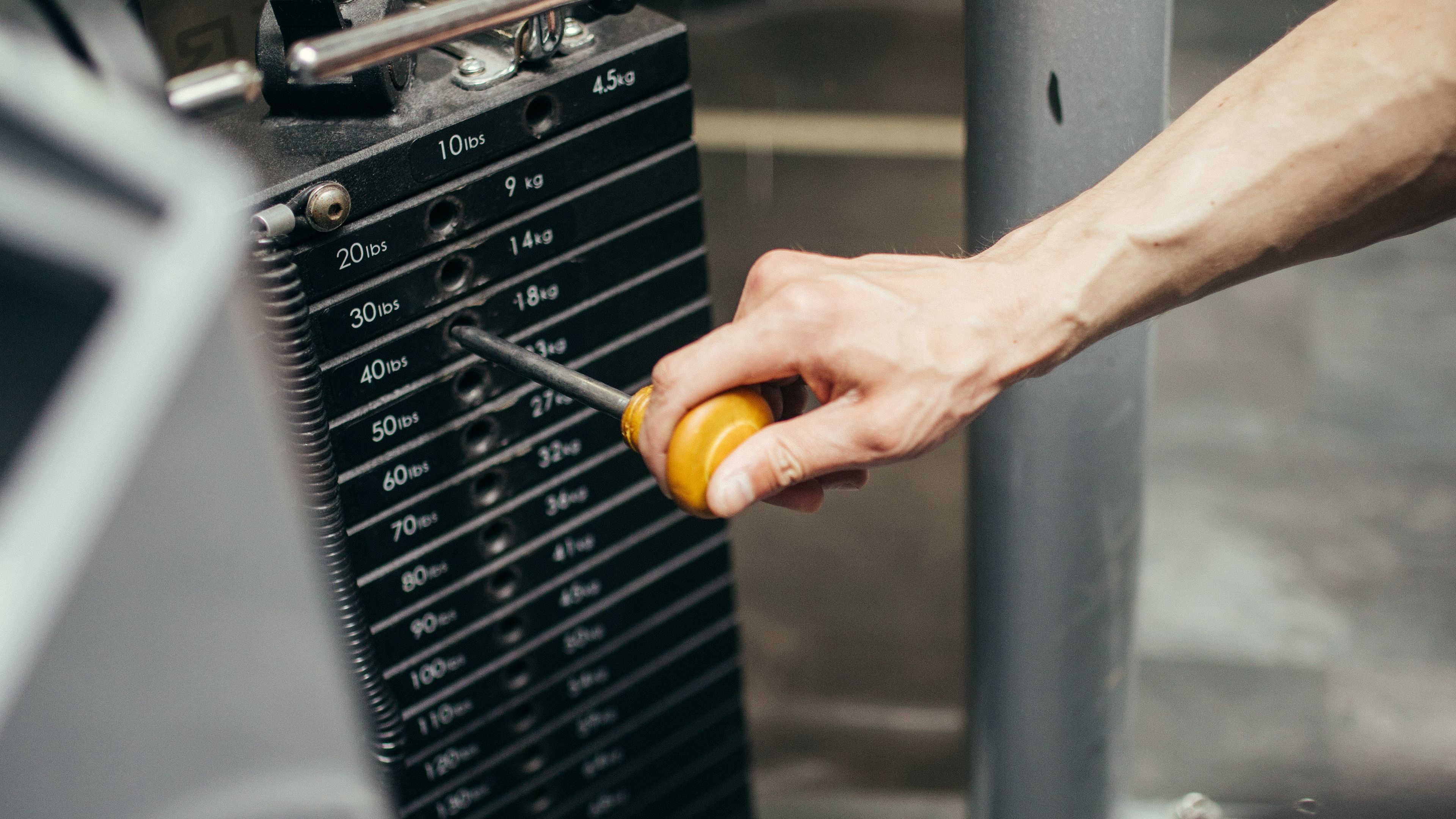 Скачать 3840x2160 тренажер, рука, тренировка, спортзал обои, картинки