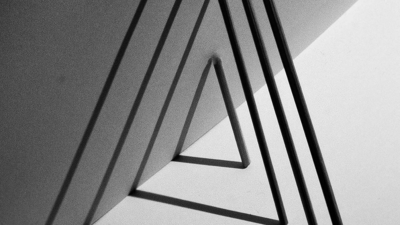 Обои треугольники, тени, черно-белый