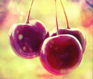 Превью обои три вишни, ягода, вишни, красная ягода