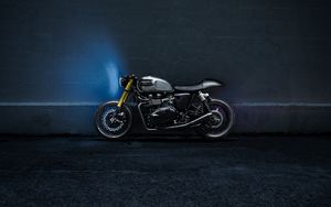 Превью обои triumph bonneville, мотоцикл, стена