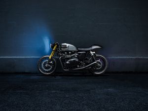 Превью обои triumph bonneville, мотоцикл, стена