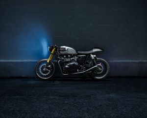 Превью обои triumph bonneville, мотоцикл, стена