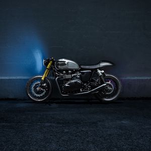 Превью обои triumph bonneville, мотоцикл, стена