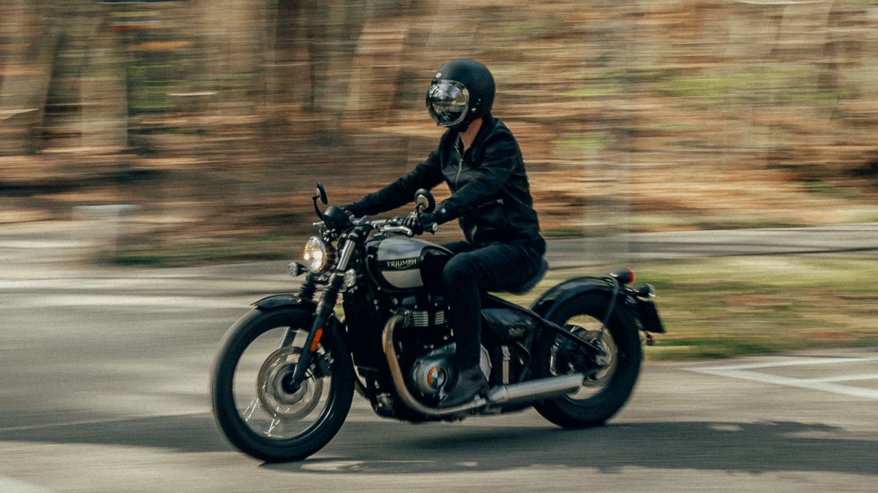 Обои triumph, мотоцикл, мотоциклист, шлем, искажение