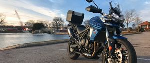 Превью обои triumph tiger, мотоцикл, байк, синий