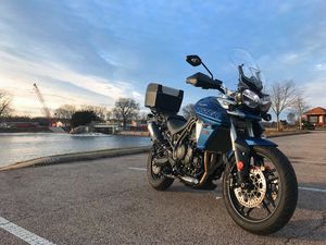 Превью обои triumph tiger, мотоцикл, байк, синий