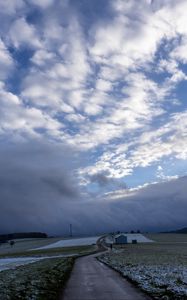 Превью обои тропа, поле, облака, снег, зима, лес, дом