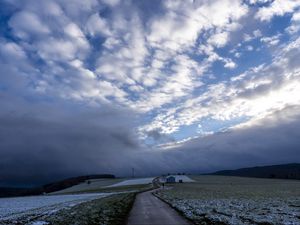 Превью обои тропа, поле, облака, снег, зима, лес, дом