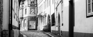 Превью обои тропа, здания, архитектура, город, чб