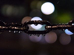Превью обои цепь, капли, дождь, вода, макро, темный