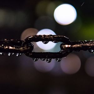 Превью обои цепь, капли, дождь, вода, макро, темный