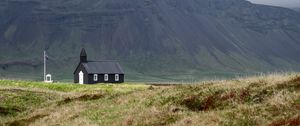 Превью обои церковь, гора, долина, флаг, природа, исландия