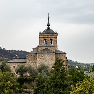 Превью обои церковь, здание, архитектура, деревья, испания