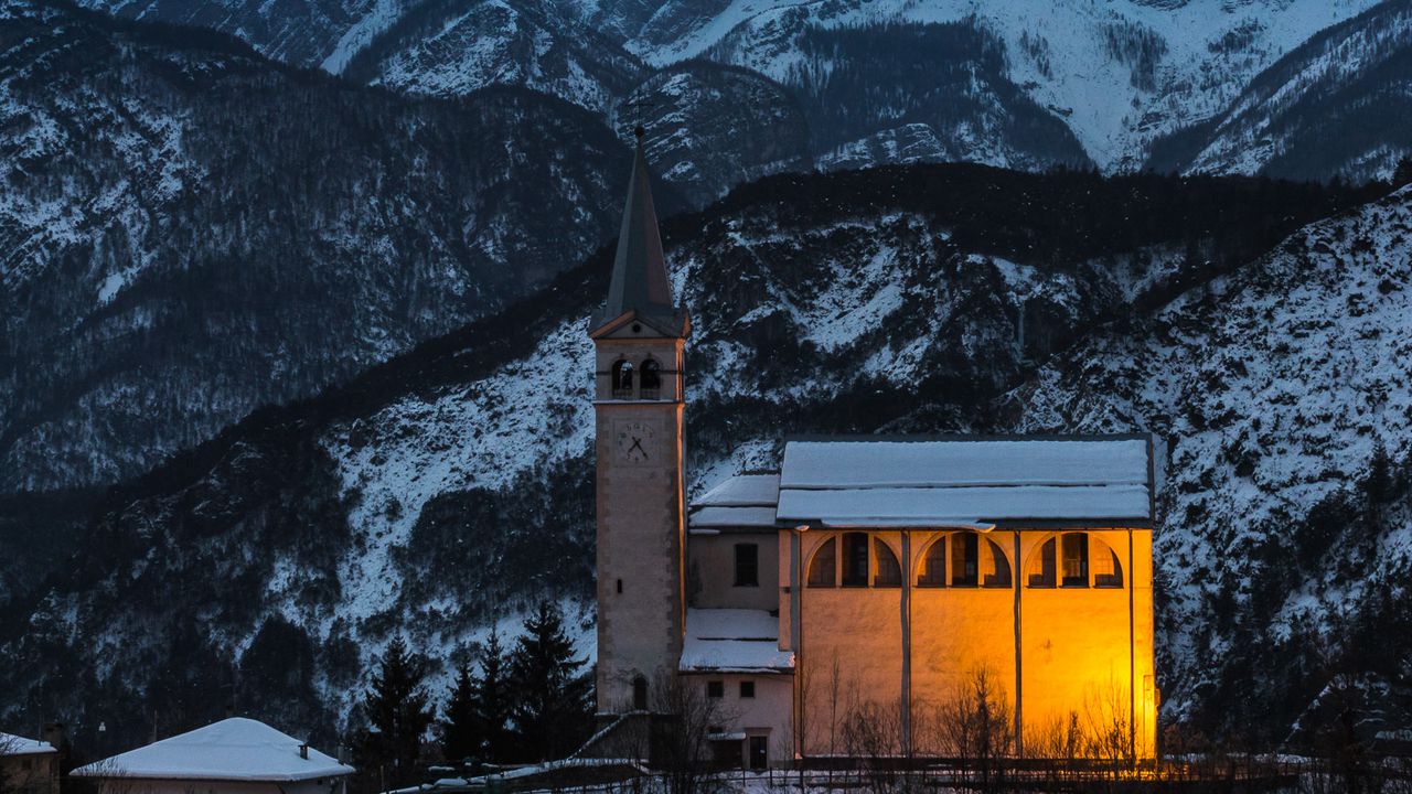 Обои церковь, здание, горы, снег, закат