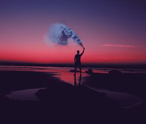 Превью обои цветной дым, берег, закат, человек