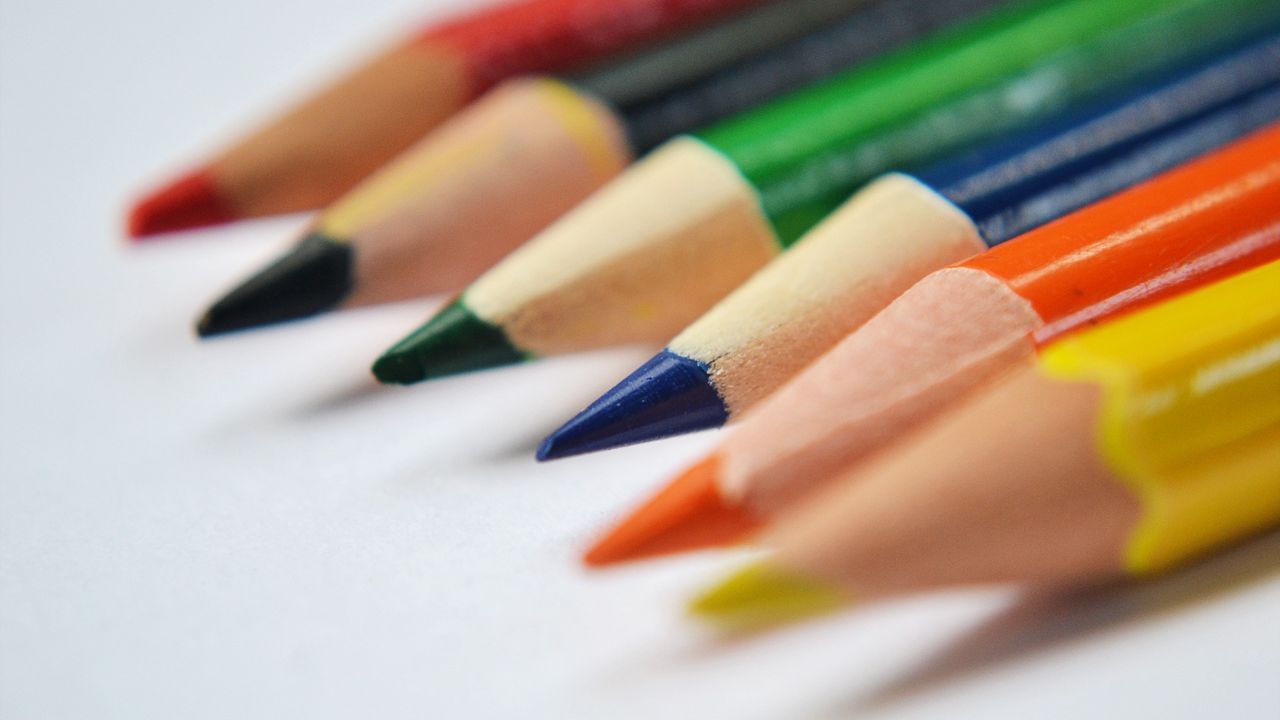 Обои цветные карандаши, острие, радужные
