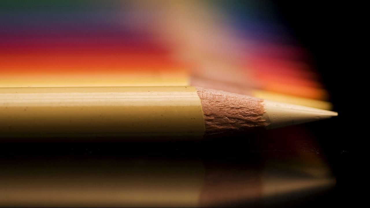 Обои цветные карандаши, острие, размытость