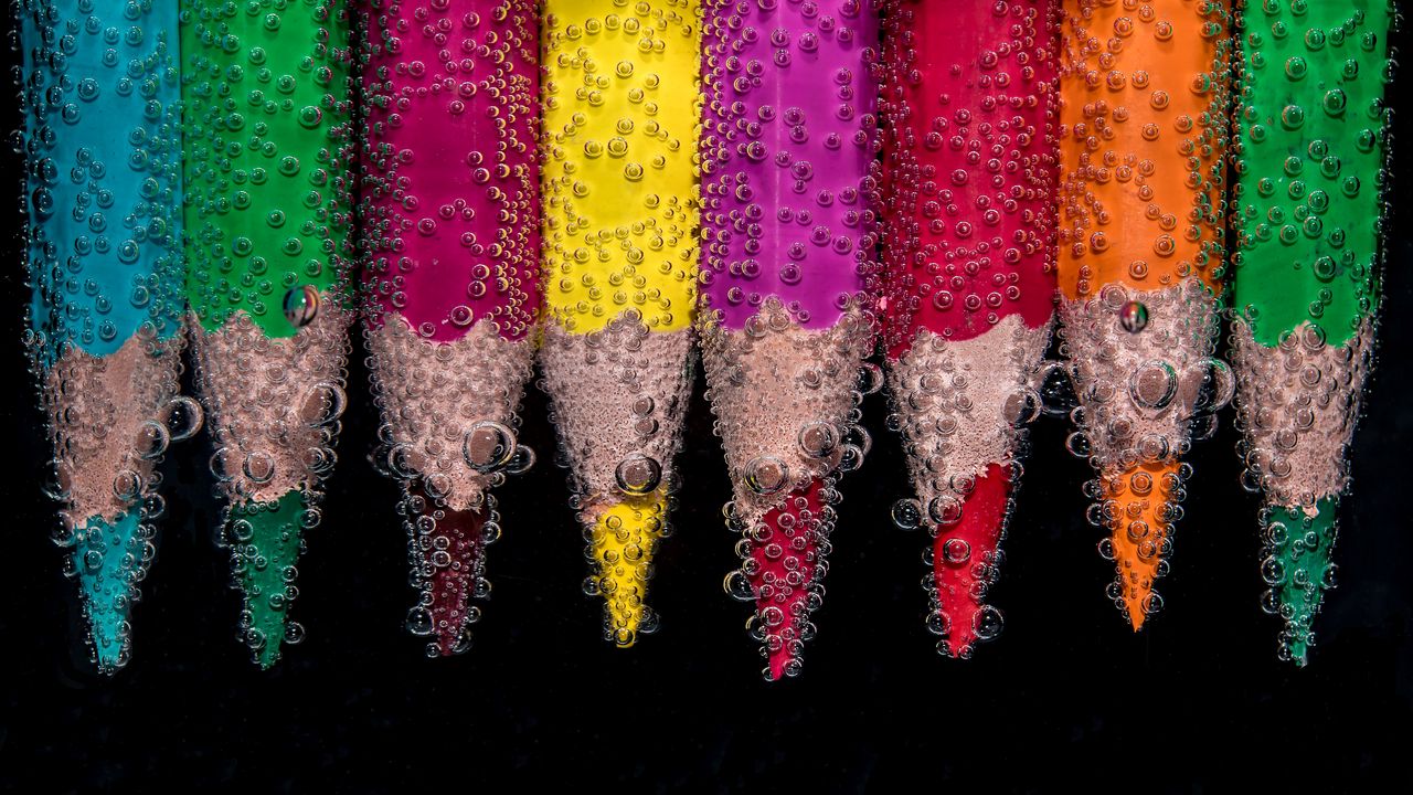 Обои цветные карандаши, пузыри, крупным планом