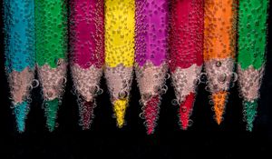 Превью обои цветные карандаши, пузыри, крупным планом