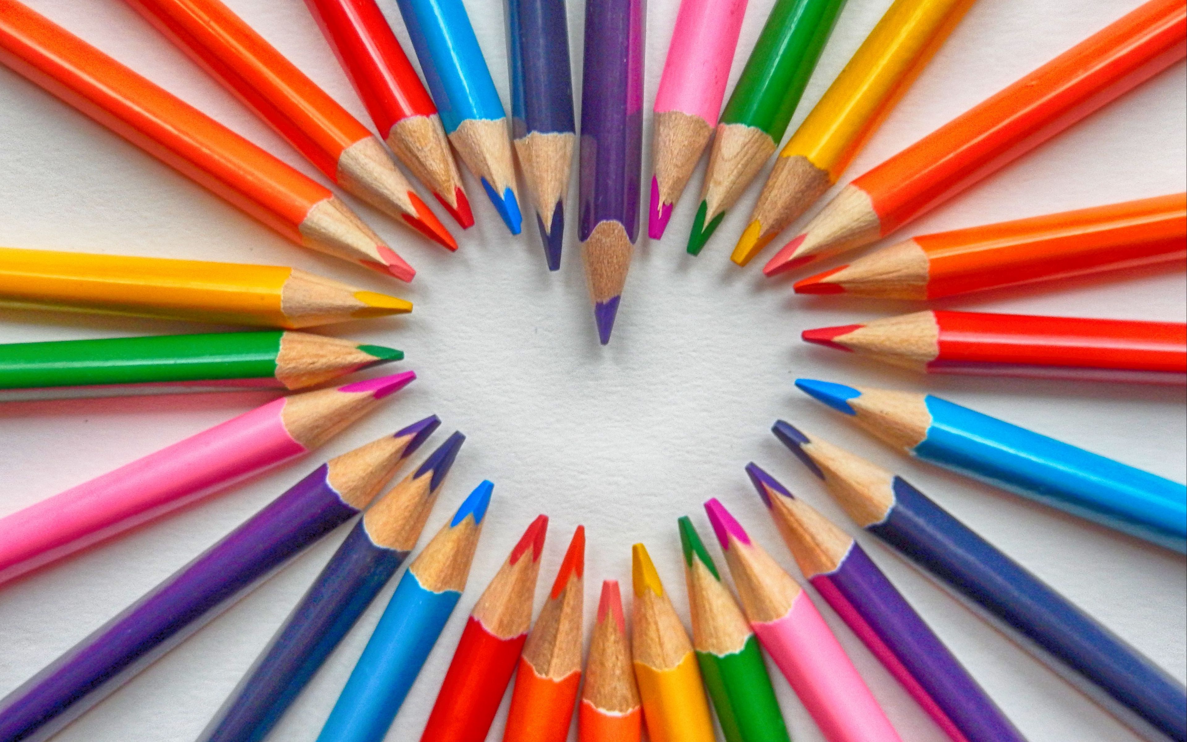Красивый фон цветными карандашами
