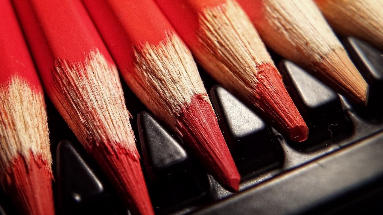 Обои цветные карандаши, заточенные, красный