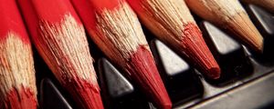 Превью обои цветные карандаши, заточенные, красный
